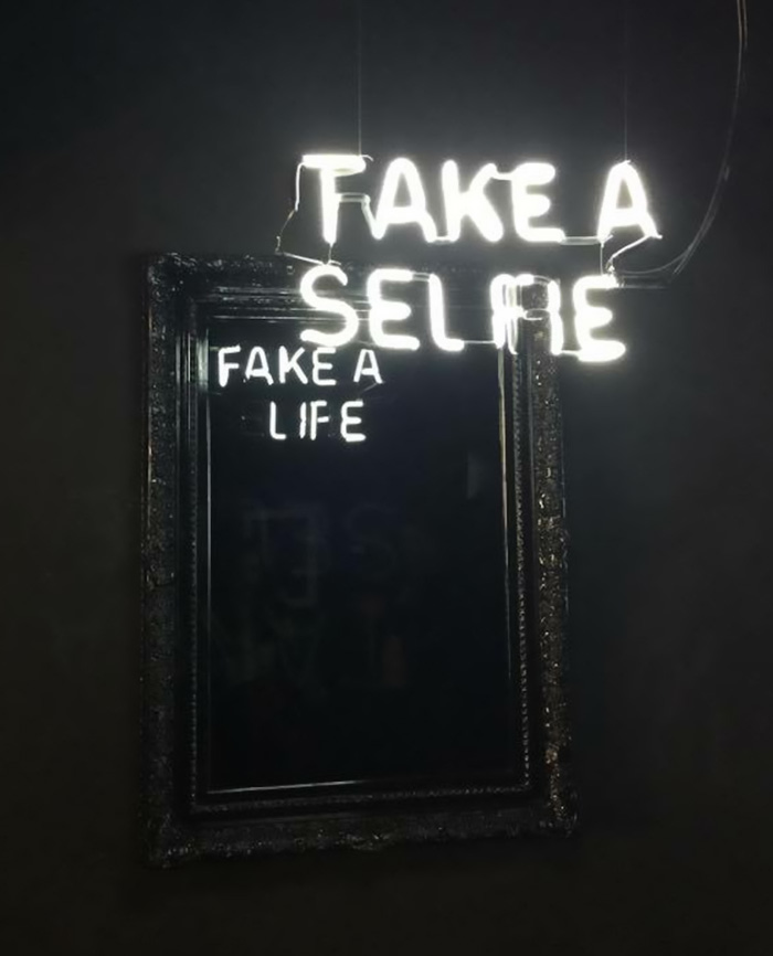 neon-mirror-messages-elmaaltshift-1