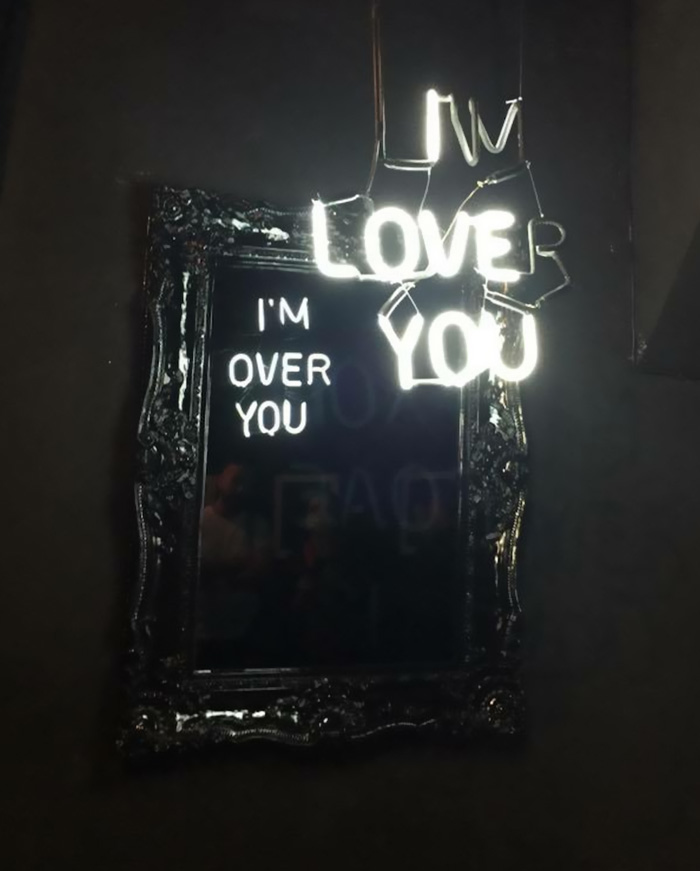 neon-mirror-messages-elmaaltshift-4